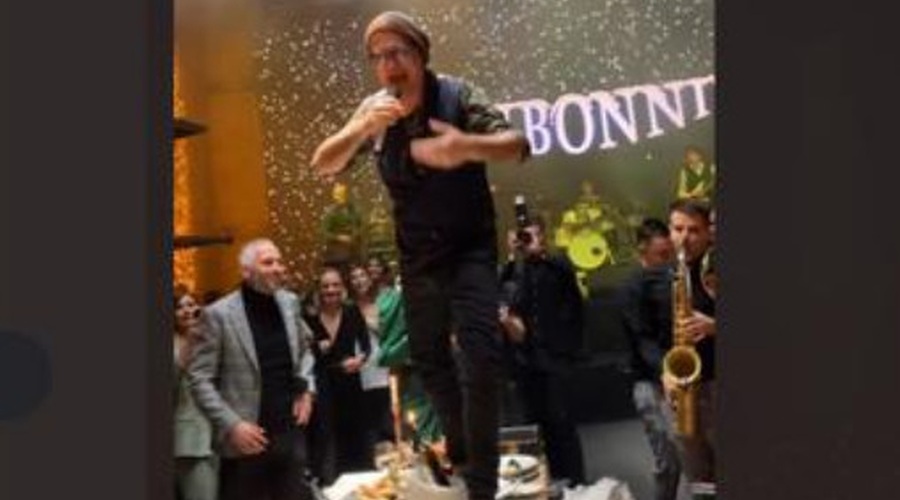 Gibonni se je opravičil potem, ko ga je v Zadru zaneslo (na mizo, kjer je tancal po pršutu in siru) (foto: Tiktok)