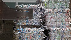 Razdelili več kot 30.000 paketov papirnatih robčkov, recikliranih iz odpadne embalaže Tetra Pak