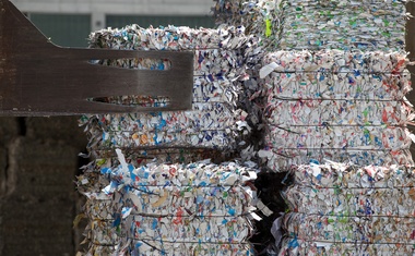 Razdelili več kot 30.000 paketov papirnatih robčkov, recikliranih iz odpadne embalaže Tetra Pak