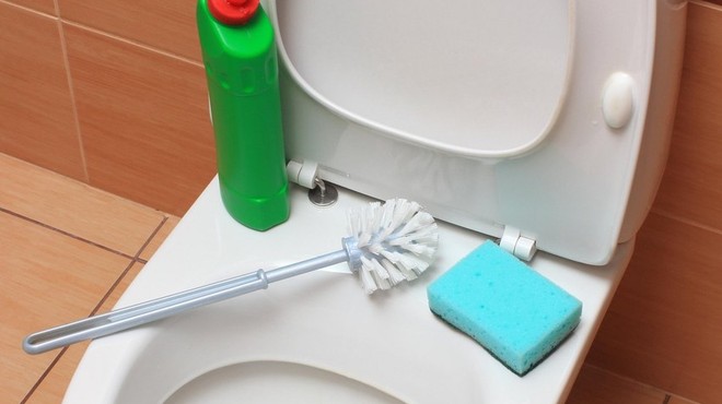 Super učinkovit trik s TikToka, ki vam bo olajšal čiščenje straniščne školjke (foto: profimedia)