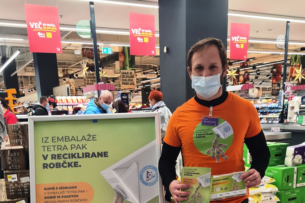 Razdelili več kot 30.000 paketov papirnatih robčkov, recikliranih iz odpadne embalaže Tetra Pak