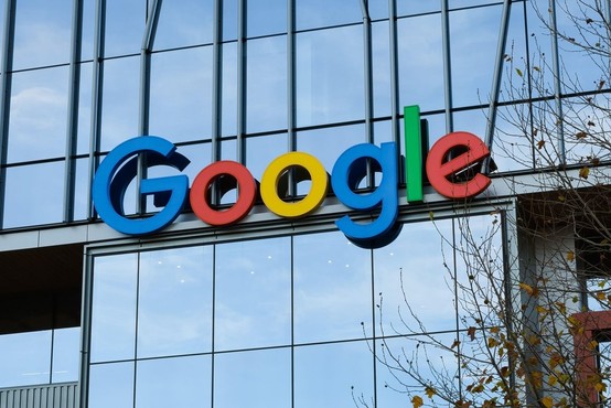 Rusija za nepravilno upravljanje z  vsebinami odmerila Googlu 86 milijonov evrov kazni