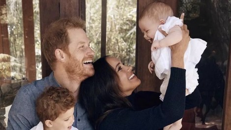 Harry in Meghan na božični voščilnici prvič predstavila polletno hčerko Lilibet