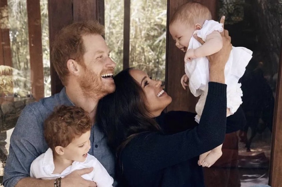 Harry in Meghan na božični voščilnici prvič predstavila polletno hčerko Lilibet (foto: profimedia)