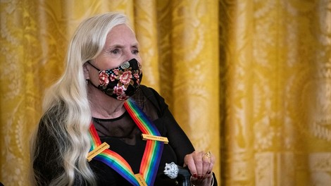 Pol stoletja stara uspešnica Joni Mitchell z naslovom River odslej z videospotom