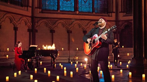 Kate Middleton na božičnem koncertu presenetila za klavirjem