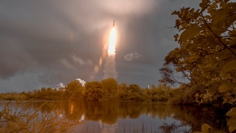 Uspešna izstrelitev rakete Ariane , ki je v vesolje ponesla doslej največji teleskop