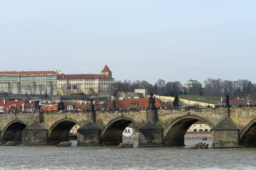 Na Češko po novem brez PCR-testa le cepljeni s poživitvenim odmerkom (foto: profimedia)