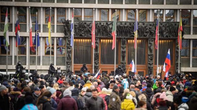 Protestniki na shodu proti sprejetju novega interventnega zakona, parlament ograjen (foto: Nebojša Tejić/STA)