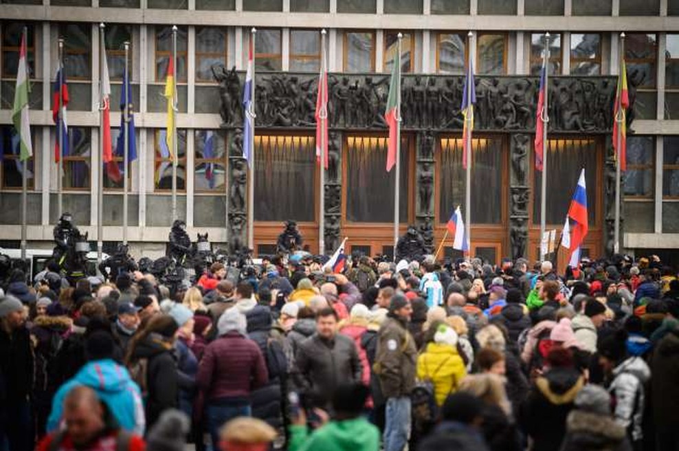 Protestniki na shodu proti sprejetju novega interventnega zakona, parlament ograjen (foto: Nebojša Tejić/STA)