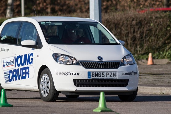 Zakaj avtošole v Veliki Britaniji ne bodo več učile ročnega prestavljanja