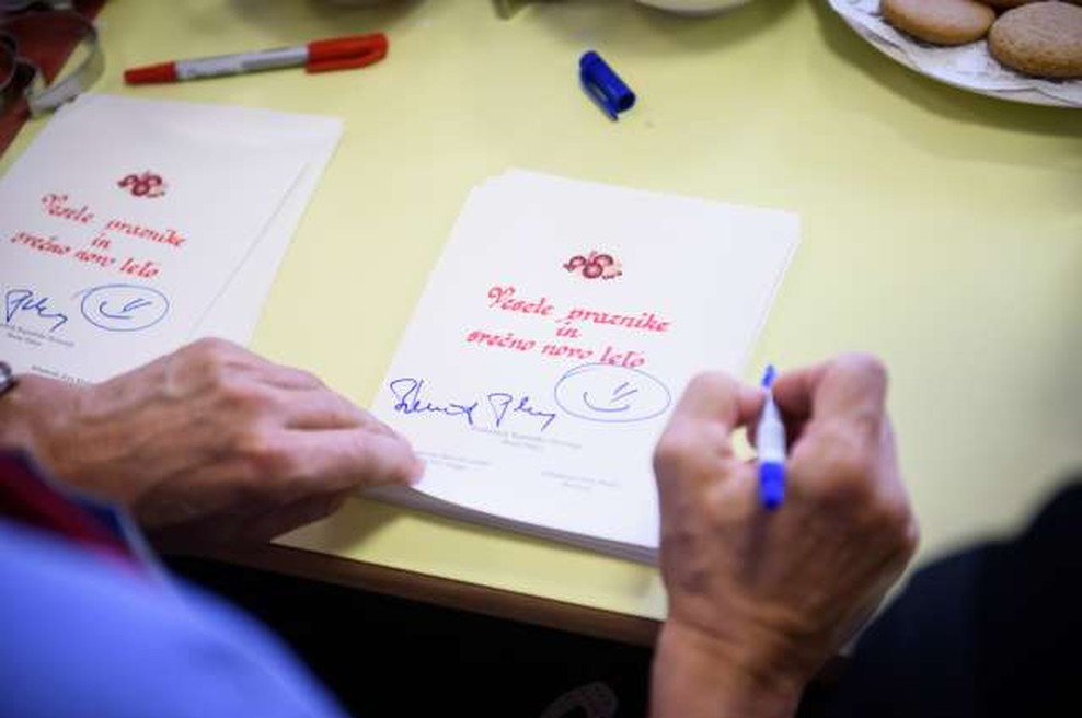 Klasične voščilnice še niso izumrle (foto: Nebojša Tejić/STA)