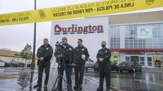 Policist v nakupovalnem središču do smrti ustrelil 14-letno deklico (foto: AP)