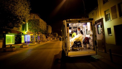 Dr. Craig Spencer: »Cepljene s tretjim odmerkom, ki se okužijo z omikronom, samo malo praska po grlu!«