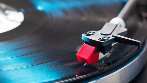 Po zaslugi skupine Abba ter pevcev Adele in Eda Sheerana na Otoku večja prodaja vinilk