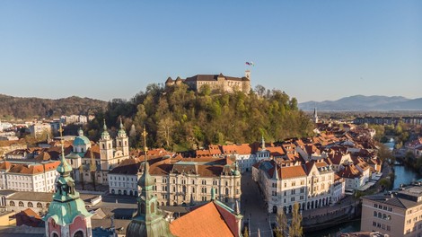 Na silvestrovo potrdili 1661 novih okužb, delež okuženih narasel na 39 odstotkov