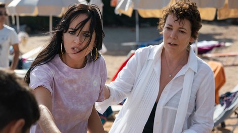Novo na Netflixu: temne plati materinstva v "osupljivem" prvencu zvezdnice Batmana