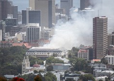 Obsežen požar parlamentarnega poslopja v Cape Townu