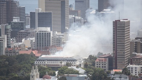 Obsežen požar parlamentarnega poslopja v Cape Townu