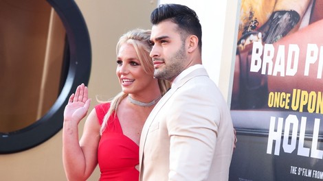 Ena od bodočih pesmi Britney Spears nastaja pred ogledalom v kopalnici