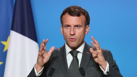 Macron razburil z izjavo, da želi kar najbolj otežiti življenje necepljenim