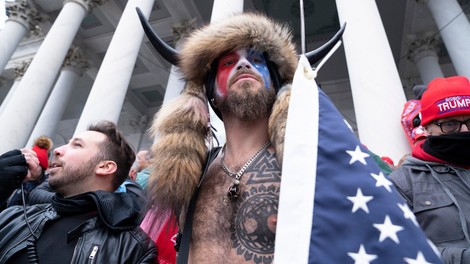 Kaj je danes s slovitim QAnonovim šamanom, ki je sodeloval v napadu na ameriški Kapitol?