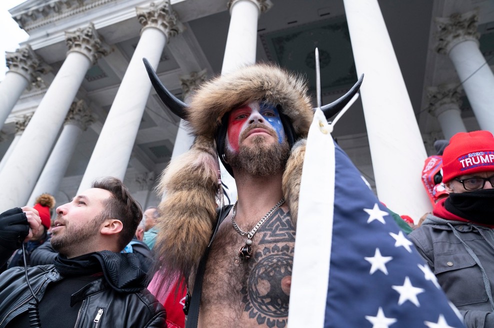 Kaj je danes s slovitim QAnonovim šamanom, ki je sodeloval v napadu na ameriški Kapitol? (foto: profimedia)