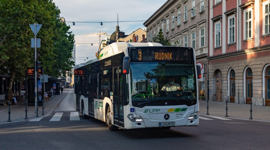 Od ponedeljka omejeno število potnikov v javnem potniškem prometu (foto: profimedia)