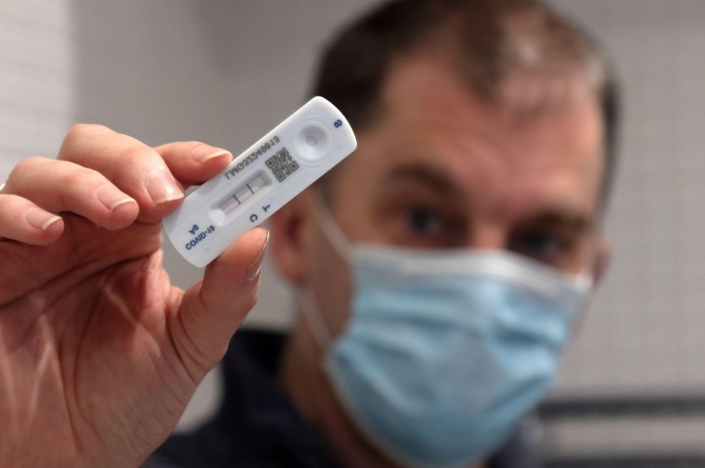 Od ponedeljka ob visokorizičnem stiku karantena skrajšana na sedem dni (foto: profimedia)