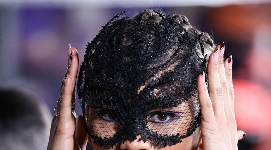 Zendaya po rdeči preprogi kar brez čevljev - in to v belih nogavicah! (foto: Profimedia)