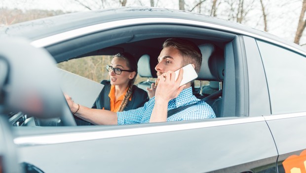 
                            Lani se je uporaba mobilnih telefonov med vožnjo zmanjšala za približno 10 odstotkov (foto: profimedia)