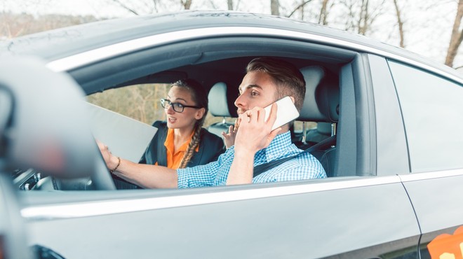 Lani se je uporaba mobilnih telefonov med vožnjo zmanjšala za približno 10 odstotkov (foto: profimedia)