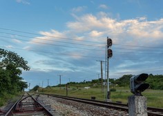 Blizu Krškega vlak povozil moškega, ki je umrl na kraju nesreče