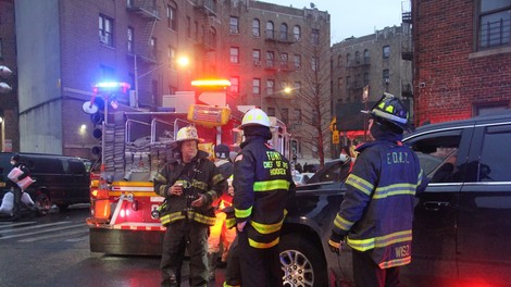 Zagorel stanovanjski blok v New Yorku, umrlo je najmanj 19 ljudi
