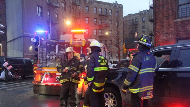 
                            Zagorel stanovanjski blok v New Yorku, umrlo je najmanj 19 ljudi (foto: profimedia)