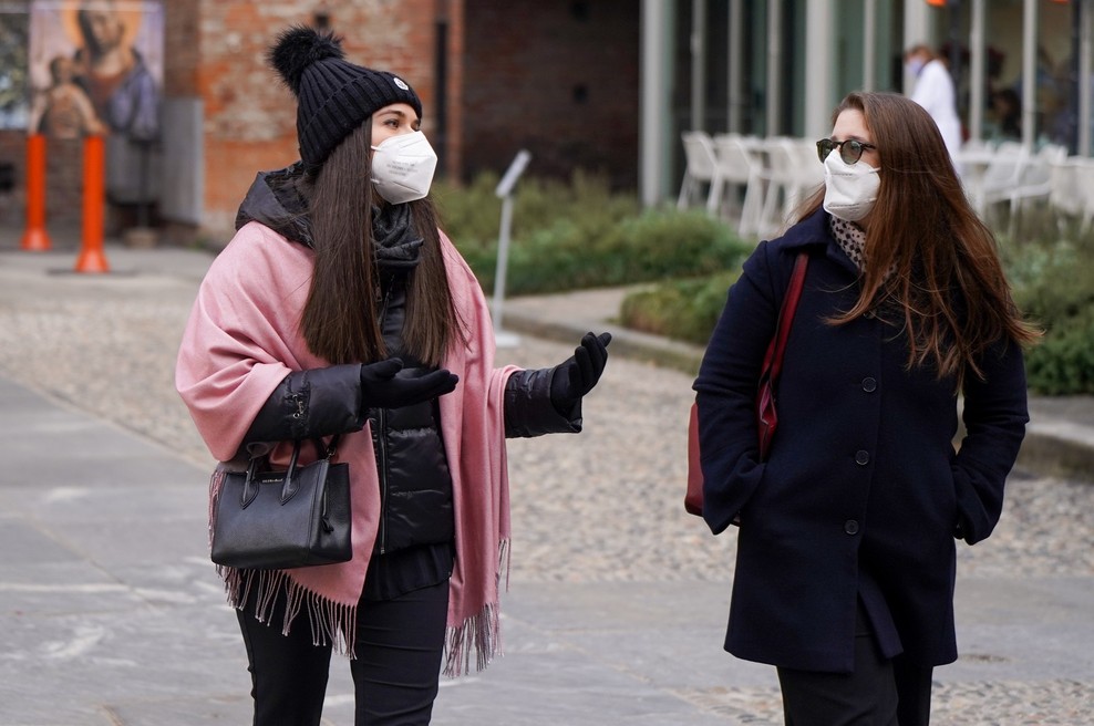 V nedeljo so ob 5233 opravljenih PCR-testih potrdili 2515 okužb (foto: Profimedia)