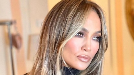 Jennifer Lopez odvrgla plašč! Telo si greje s TEM modnim kosom