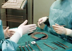 V ZDA opravili prvo in za zdaj uspešno presaditev prašičjega srca v človeka