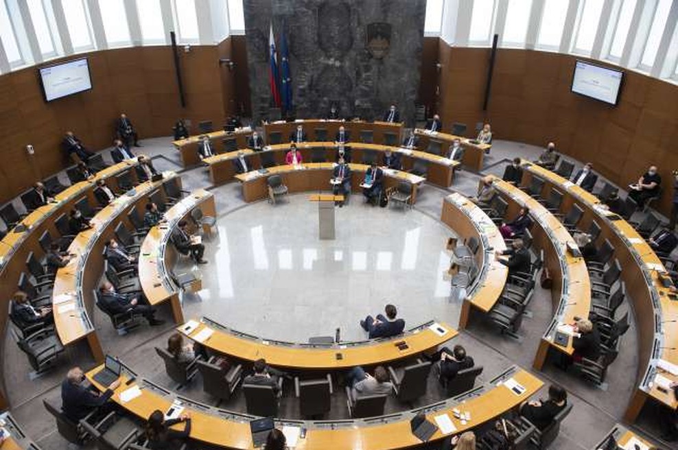 DZ za izredno uskladitev pokojnin v odvisnosti od leta upokojitve (foto: Bor Slana/STA)