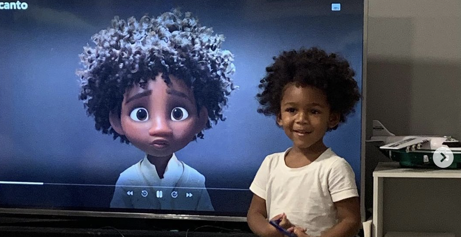 Temnopolti deček PRESREČEN, ko je opazil podobnost z glavnim likom v Disneyjevi risanki (foto: IG: @katchingupwithkenzo / Screenshot)