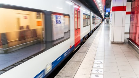 Neverjetno! Moški na bruseljski podzemni železnici namerno potisnil žensko pred vlak