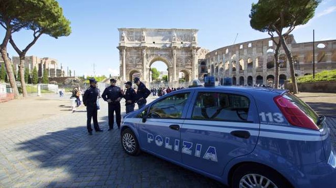 Italijanska policija nasprotuje rožnatim maskam (foto: Xinhua/STA)