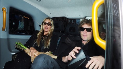 Kate Moss se bliža 50, praznovala v objemu mlajšega fotografa modre krvi