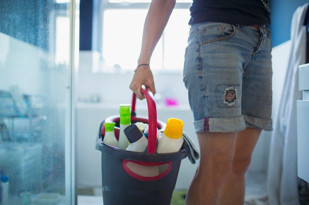 Osivele fuge med ploščicami v kopalnici? Rešitev za ta problem je razkrila na TikToku! (foto: profimedia)