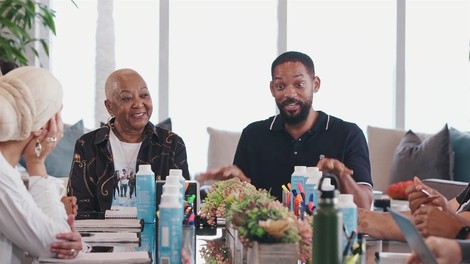 (VIDEO) Will Smith pokazal svoje plesne sposobnosti in se zavrtel s svojo mamo