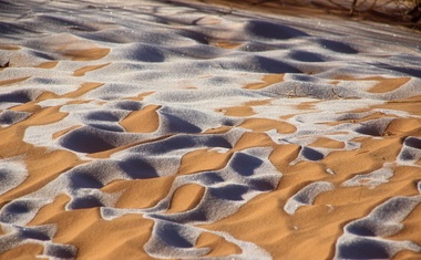 [FOTO]: Poglejte, kako so se peščene sipine v Sahari spremenile v snežno pravljico