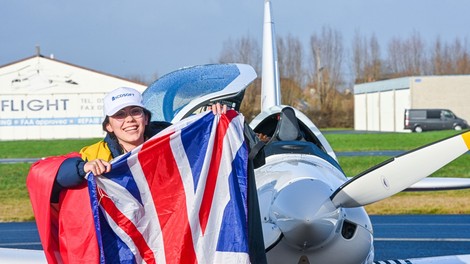 19-letnica postala najmlajša ženska, ki je sama preletela svet
