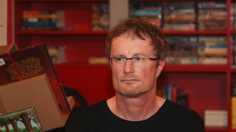 Po koncu serij Leninov park in Dolina rož prihaja Golobov novi roman Koma