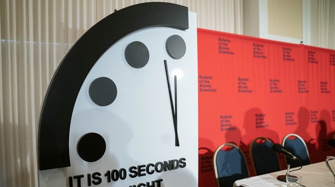 Ura, ki kaže ogroženost našega planeta, tretje leto zapored kaže 100 sekund do polnoči (foto: profimedia)