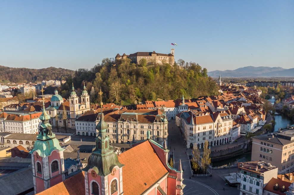 V soboto  potrdili rekordnih 13.911 dnevih okužb s koronavirusom (foto: profimedia)